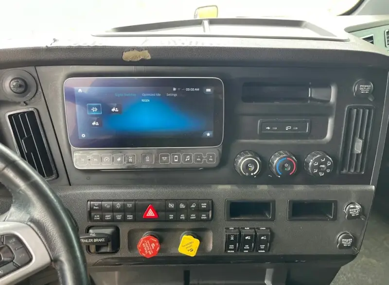 2023 Freightliner Cascadia Sleeper photo 19