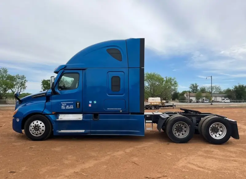 2023 Freightliner Cascadia Sleeper photo 5