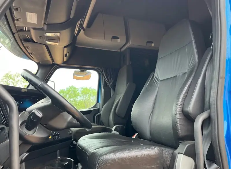 2023 Freightliner Cascadia Sleeper photo 18