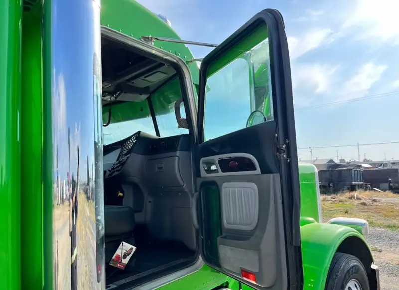 2023 Peterbilt 389 Cummins X15 photo 24