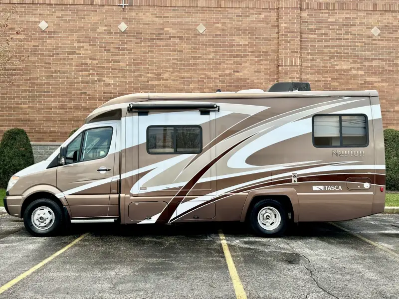2012 Itasca Navion IQ M-24G-3500 photo 2
