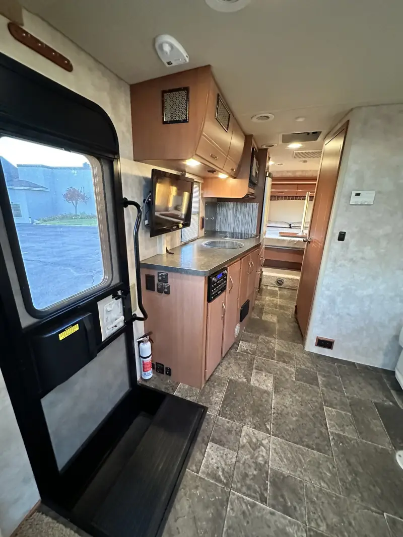 2012 Itasca Navion IQ M-24G-3500 photo 34