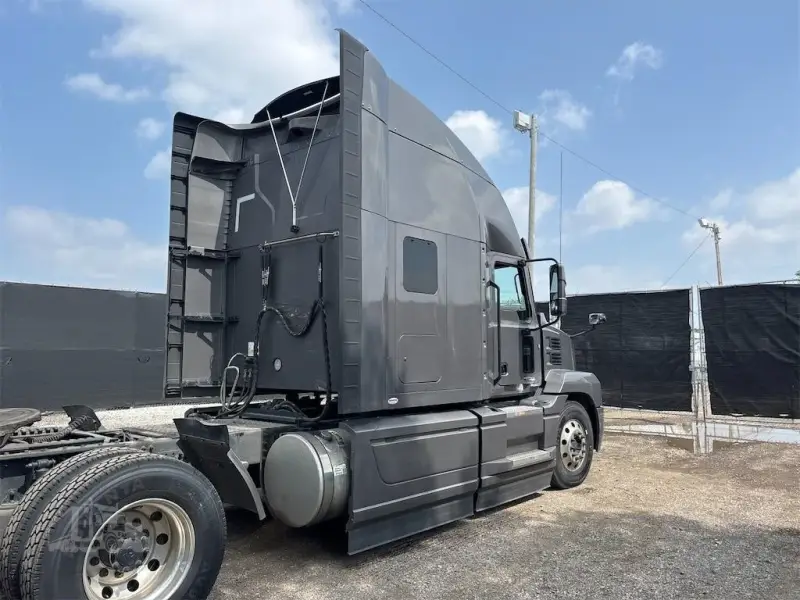 2024 Mack Anthem 64T photo 5