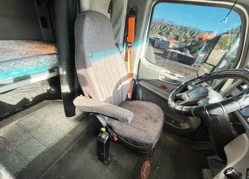 2017 Peterbilt 579 photo 18