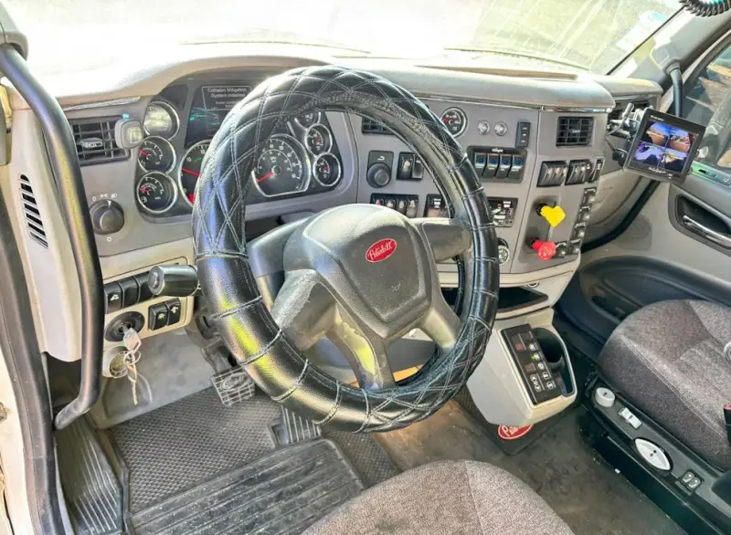 2017 Peterbilt 579 photo 17