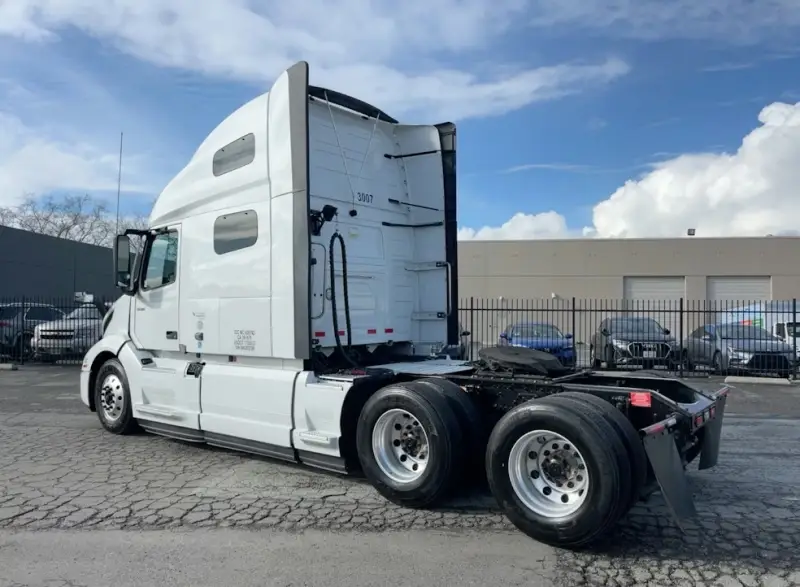 2022 Volvo VNL760 photo 3