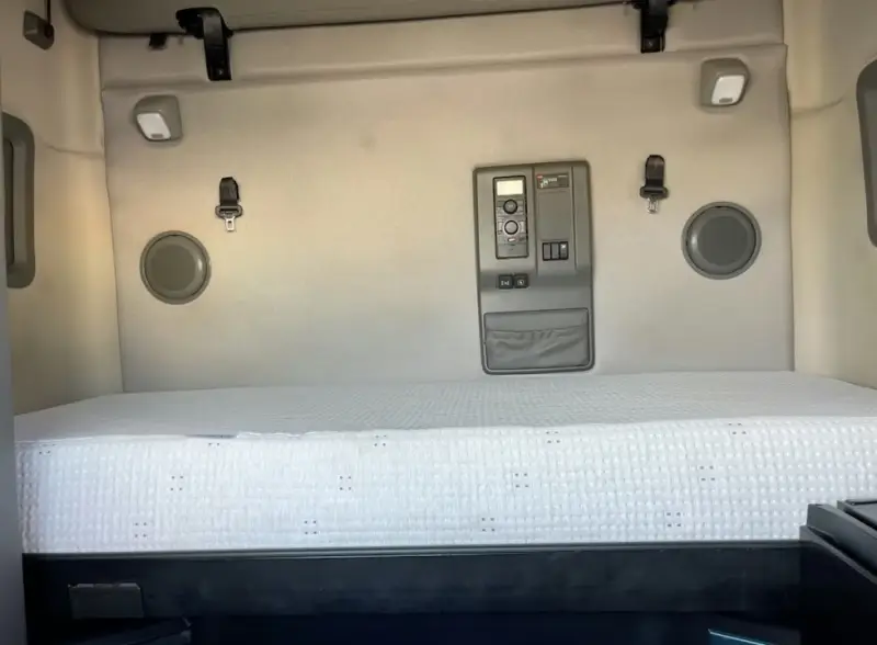 2022 Volvo VNL760 photo 22