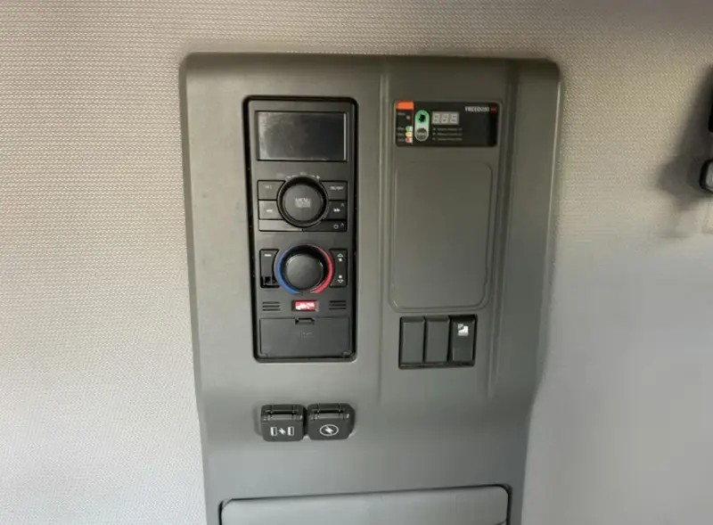 2022 Volvo VNL760 photo 24