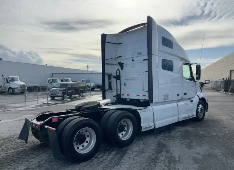 2022 Volvo VNL760 photo 4