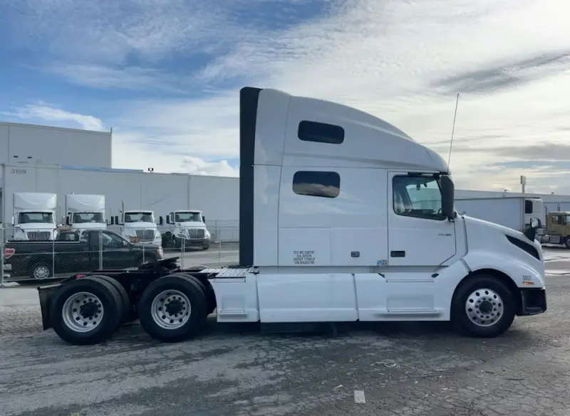 2022 Volvo VNL760 photo 6