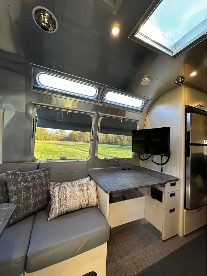 2022 Airstream Flying Cloud 25’ – Mint Condition photo 18