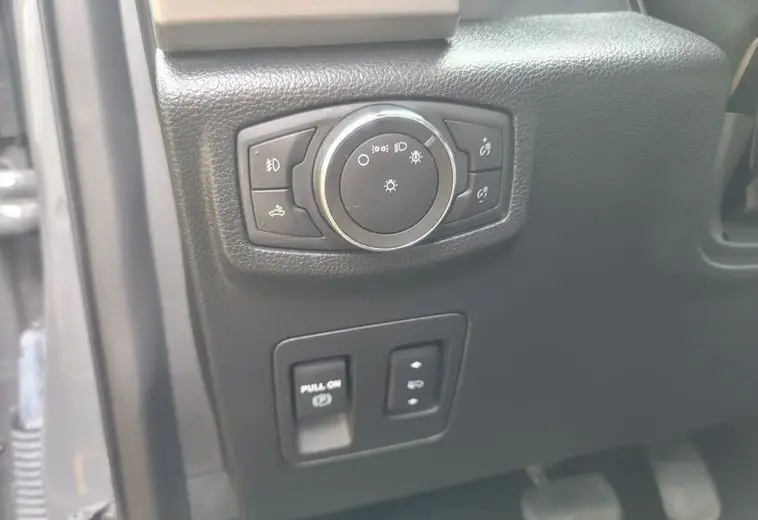 2020 Ford F150 Lariat SuperCrew photo 19