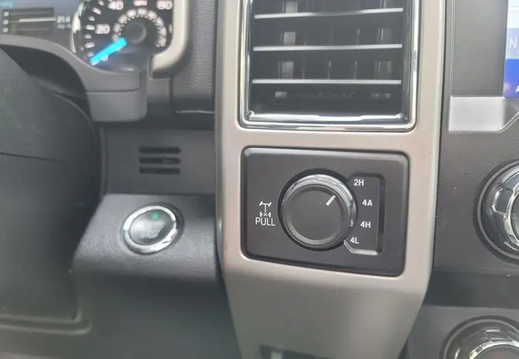 2020 Ford F150 Lariat SuperCrew photo 24