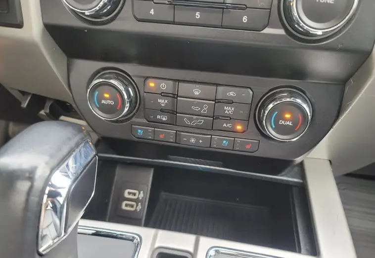 2020 Ford F150 Lariat SuperCrew photo 26