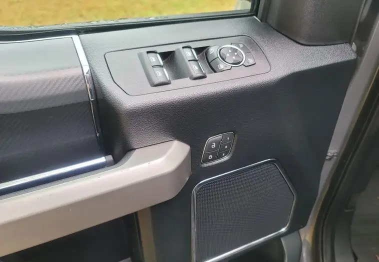 2020 Ford F150 Lariat SuperCrew photo 29