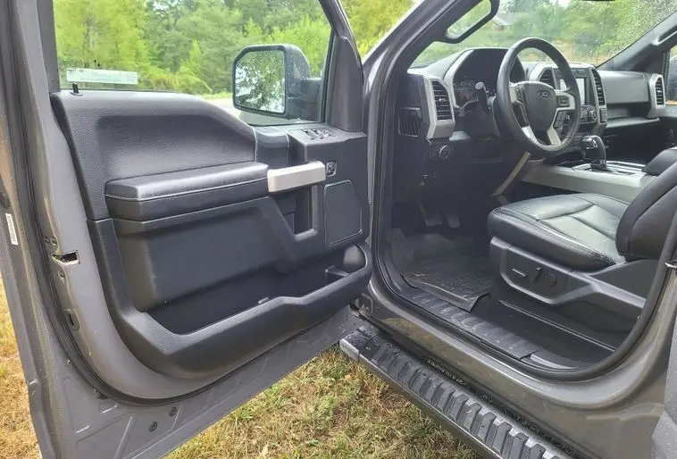 2020 Ford F150 Lariat SuperCrew photo 16