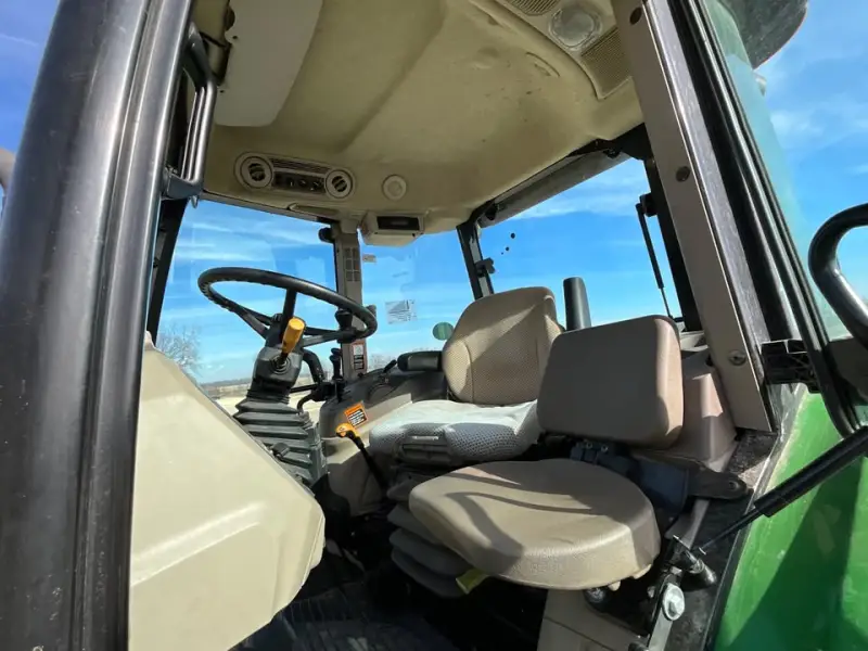 2022 John Deere 6105E photo 10