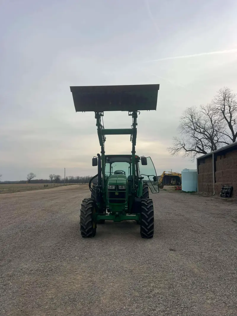 2022 John Deere 6105E photo 9