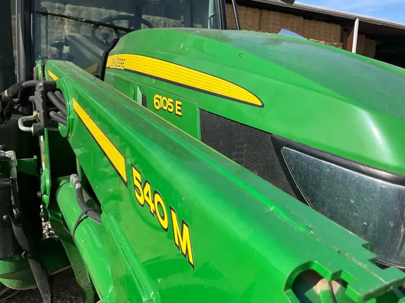 2022 John Deere 6105E photo 11