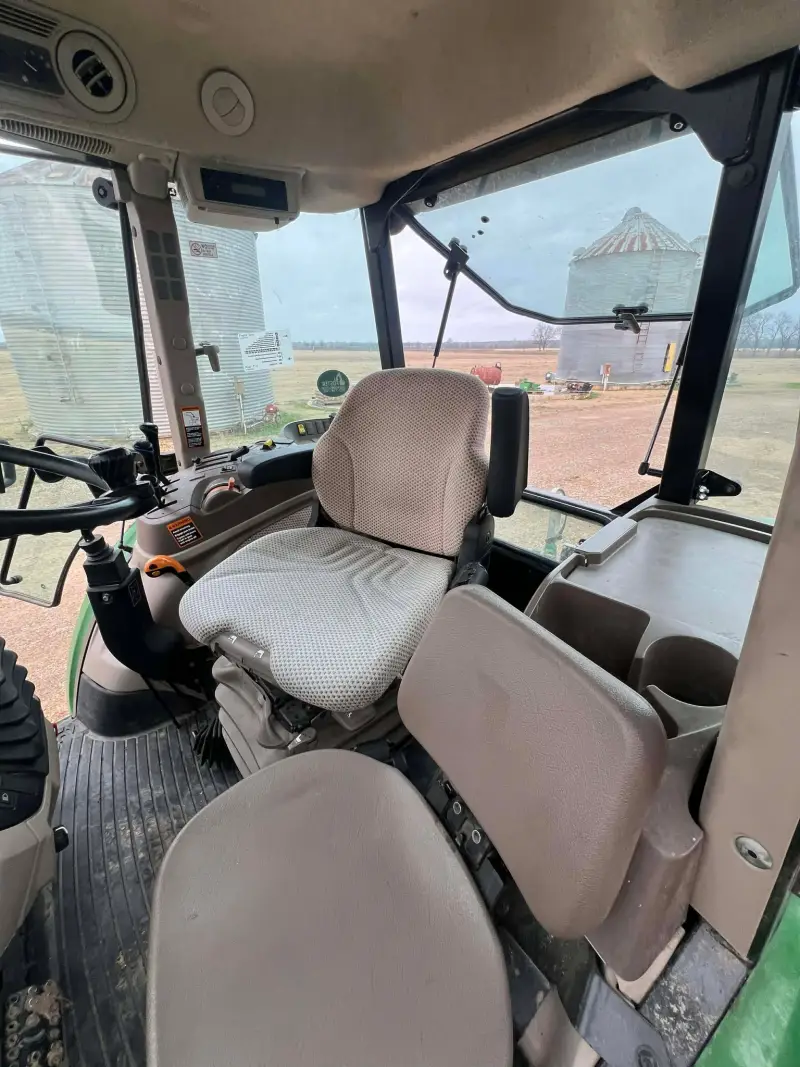 2022 John Deere 6105E photo 3
