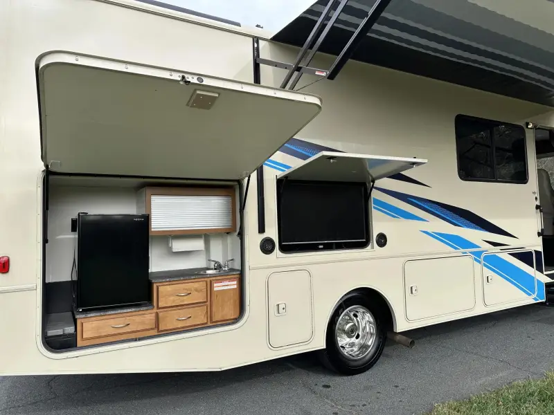2019 Winnebago Vista 29VE photo 2