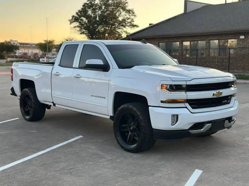 2019 Chevrolet Silverado 1500 Crew Cab Z71 photo 3