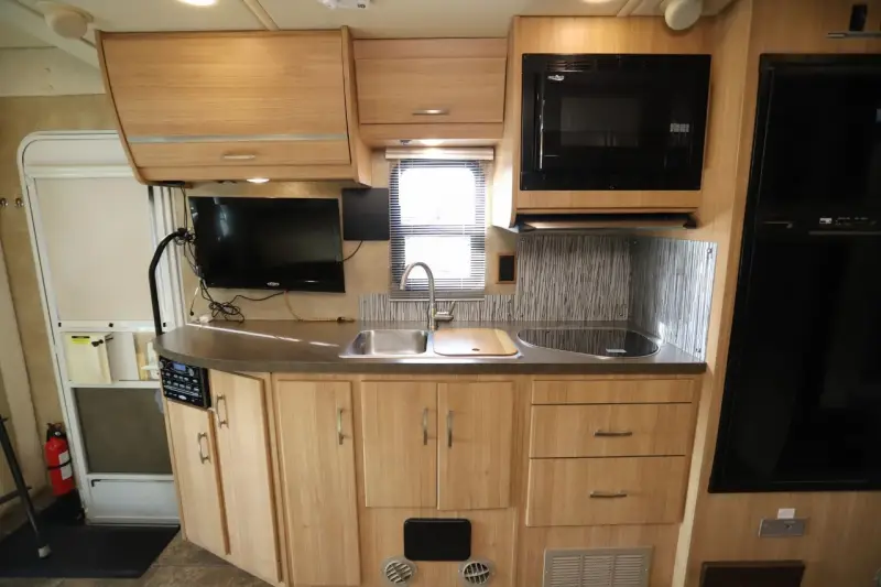 2013 Itasca Navion 24M photo 14