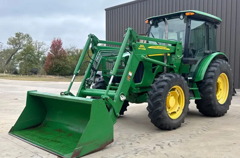 2010 John Deere 5085M photo 1